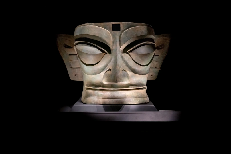 金色的头戴面具和眼睛在黑色背景上