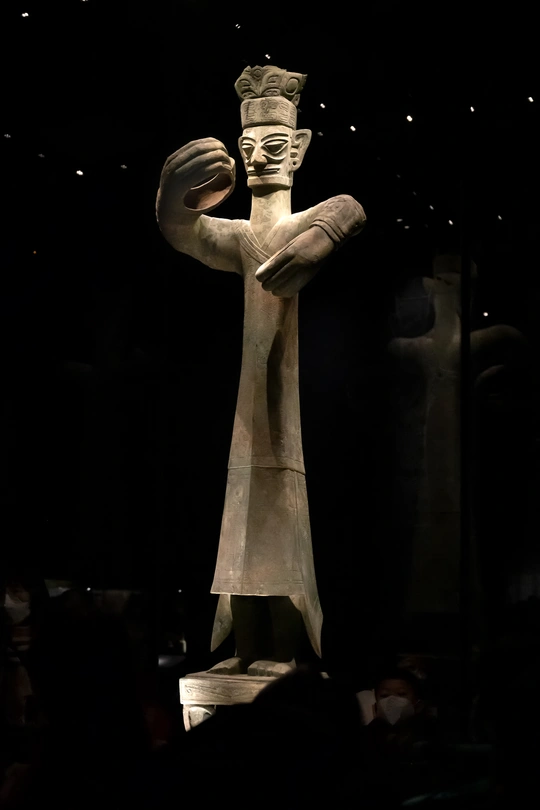 博物馆里的一座男性雕像