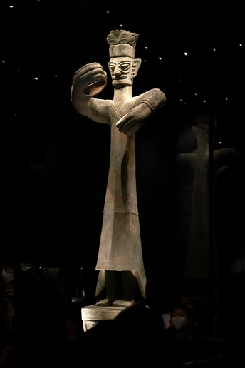 博物馆里的一座男性雕像