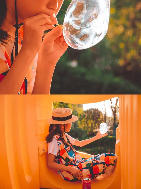 一个小女孩在一个玻璃杯里吹泡泡 而另一个年轻女子坐在外面。