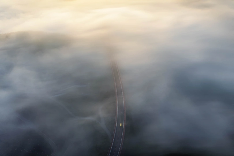 高速公路上有汽车 天空中有雾和云