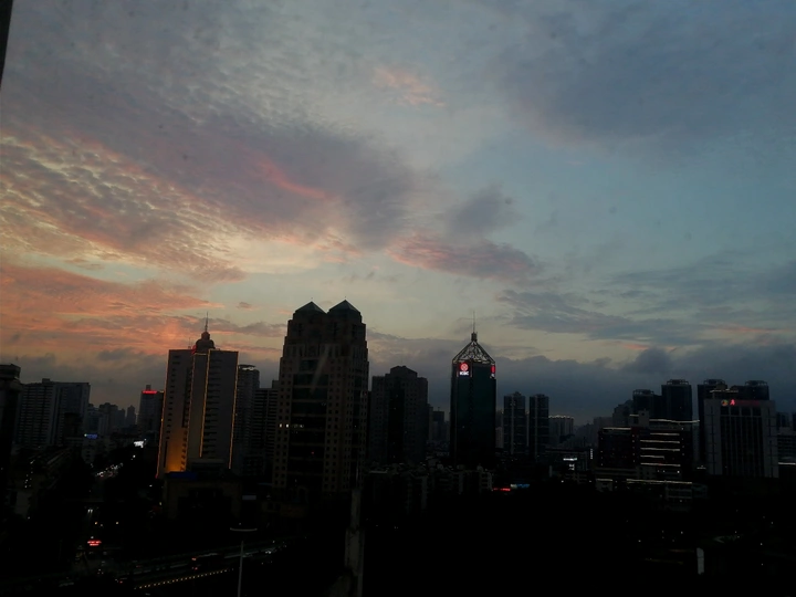 跑完步你会发现，傍晚的天空很美～