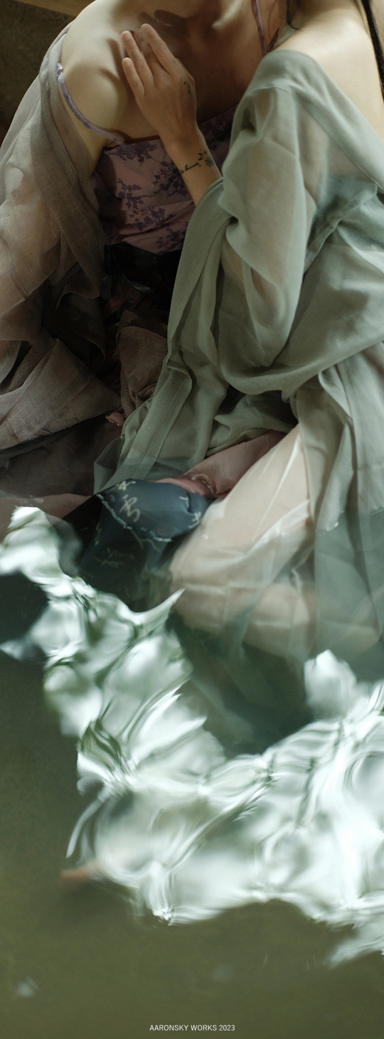 一位在水中的女子拿着手机