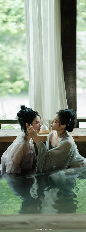 一些女人在一个靠近窗户的热水池里