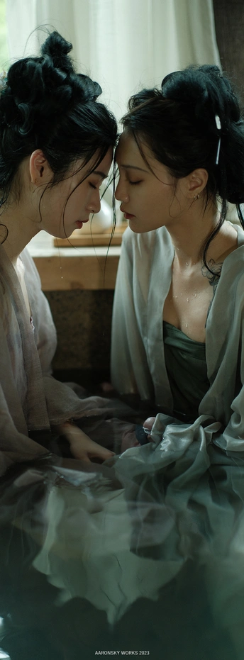 一个妇女和一个女孩坐在水中