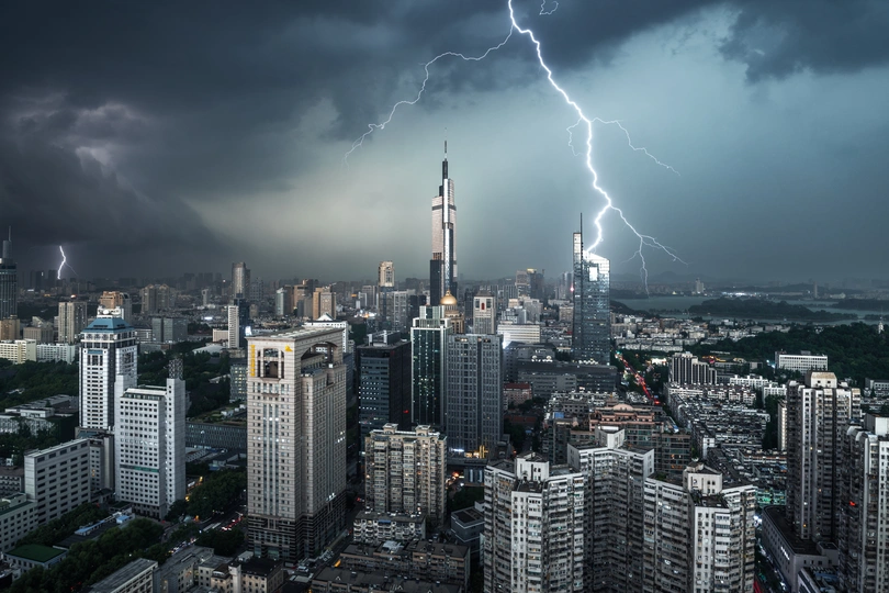 城市上空的高楼大厦间的闪电