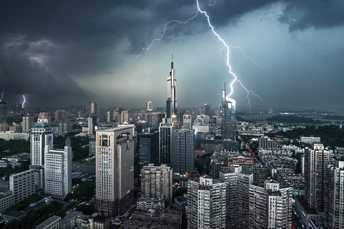 城市上空的高楼大厦间的闪电