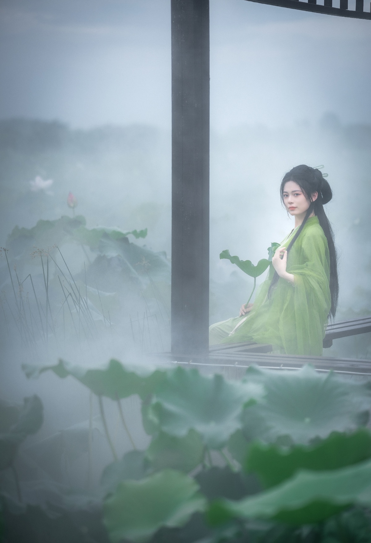 一位美丽的年轻女士穿着一件绿色传统服装站在一座寺庙里