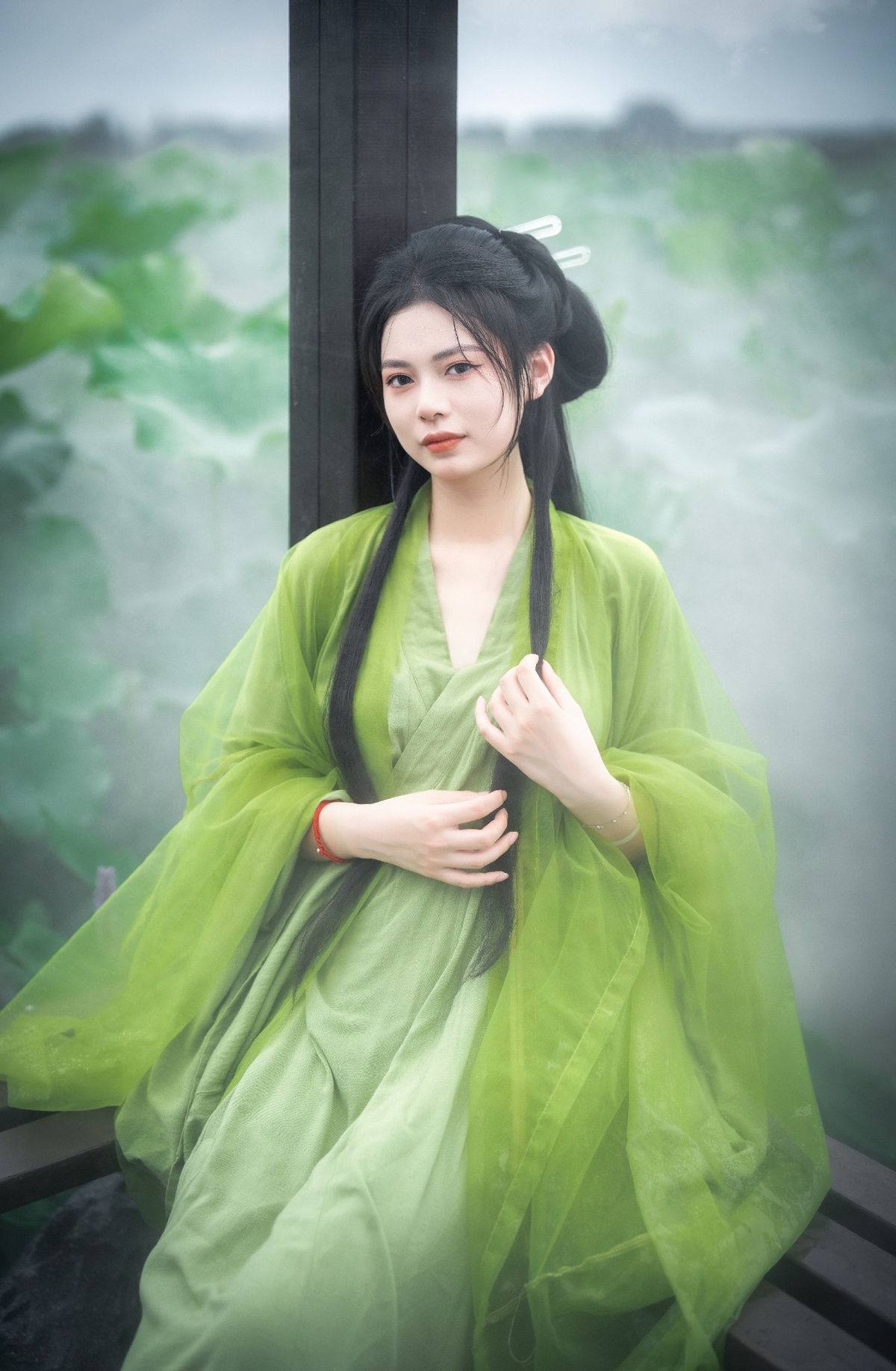 一位美丽的年轻女士穿着一件绿色的传统和服