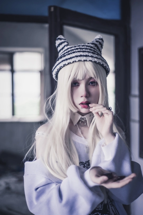 一个戴帽子的白发女孩在一个房间里