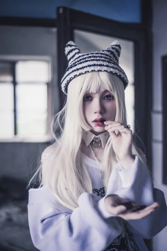 一个戴帽子的白发女孩在一个房间里