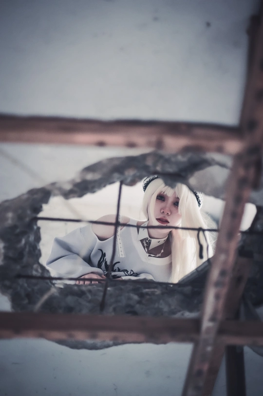 一位坐在镜子前的桌子前的女士的画像