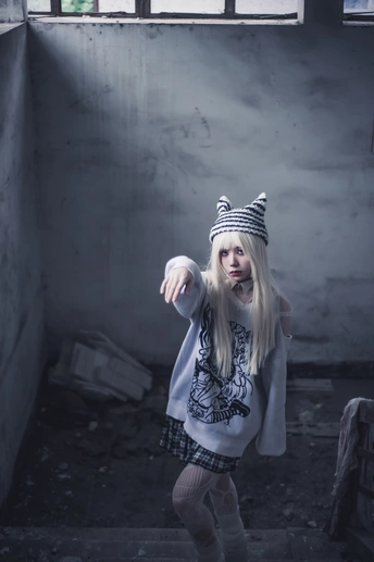 一个年轻女孩站在一个废弃的房间里