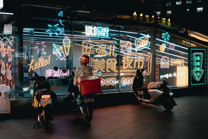 这里的美食夜市，他有没有机会品尝？