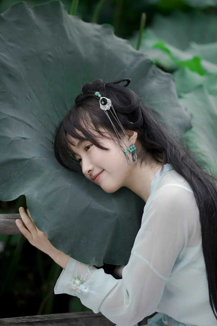清荷少女多俏丽，顾盼媚眼总生情