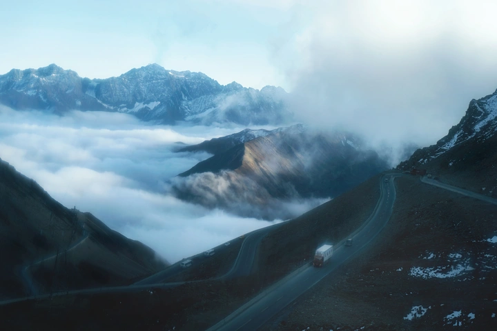 雪山上的货车