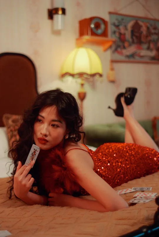 一个穿着红裙子的年轻女子躺在床上