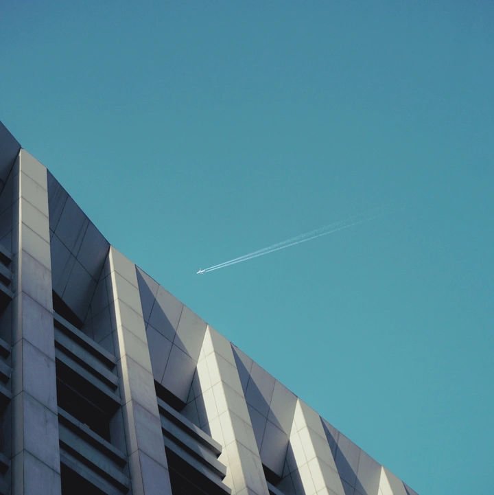 看飞机划过天空
