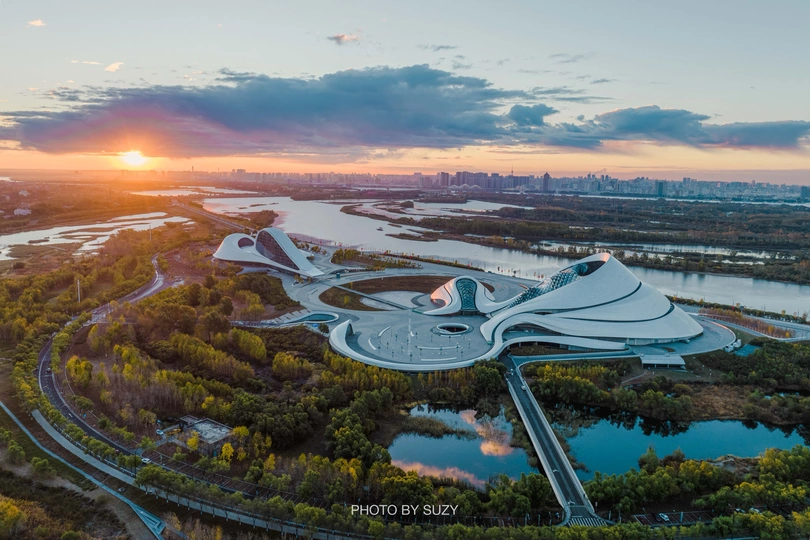夕阳下大城市的一栋现代建筑的照片