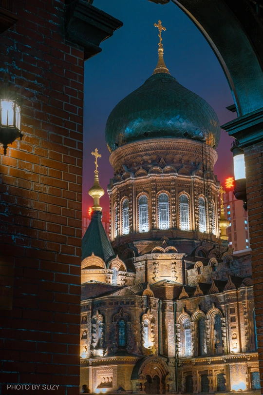 夜晚照亮穹顶的大教堂