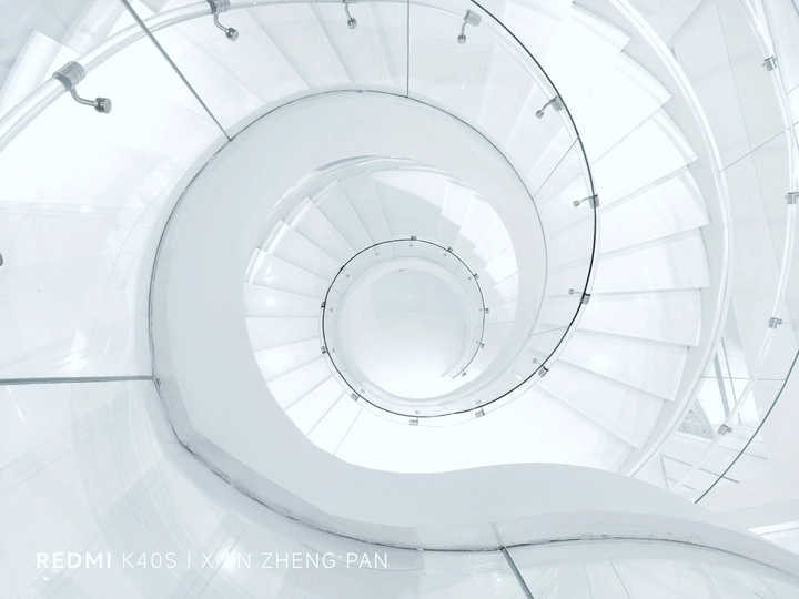 一个带有白色背景照片的白色螺旋楼梯