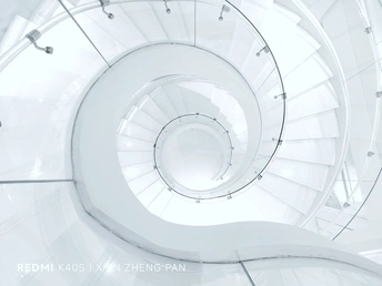 一个带有白色背景照片的白色螺旋楼梯