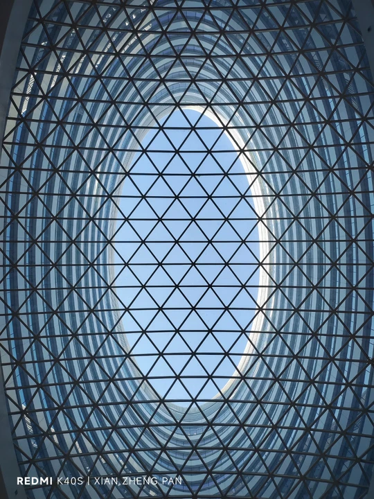 抬头望向天空 透过建筑物的窗户