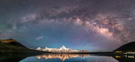 夜晚山中的湖泊 天空中繁星闪烁