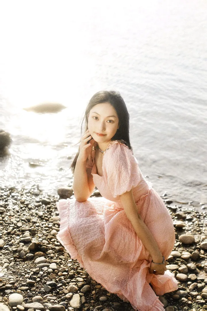江边的粉色少女