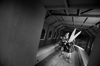 一张黑白照片 一个人在火车上拿着剪刀。