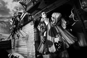 黑白艺术的一男一女站在马戏帐篷旁边