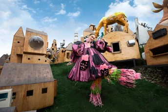 一群女人站在一个浮标顶部