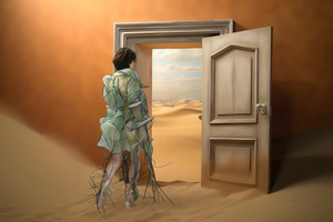 一位穿着连衣裙的女子站在沙地上 前方是敞开的门。