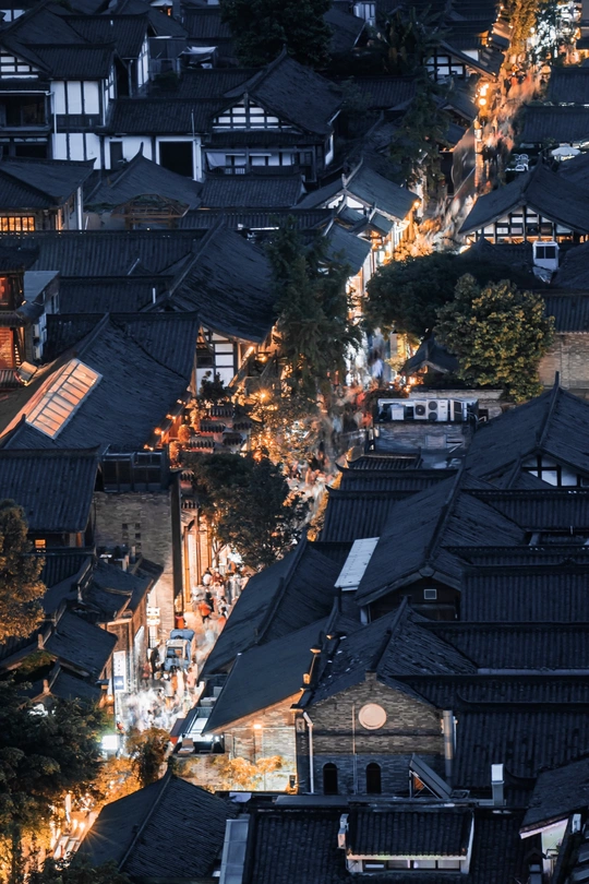 夜晚的城市 建筑物上亮着灯 小街上空无一人。