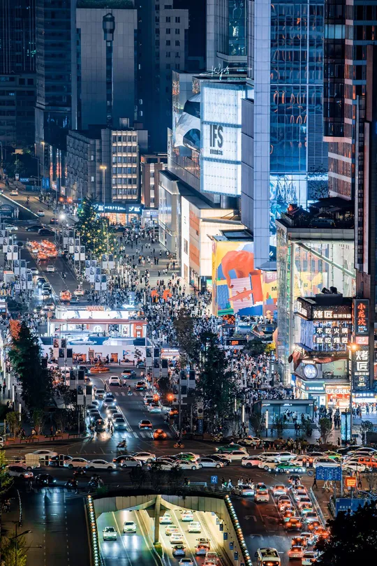 夜晚充满交通和高层建筑的城市街道