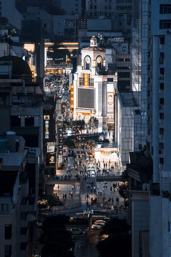 夜晚的城市 高大的建筑 大钟楼