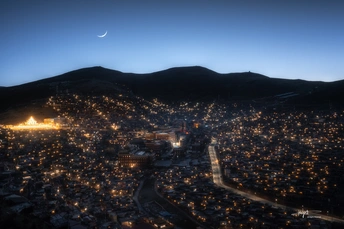夜晚的城市夜景 背景是山脉