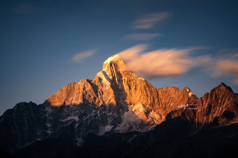 太阳照亮了天上的山和云。