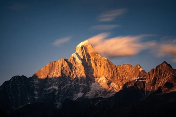 太阳照亮了天上的山和云。