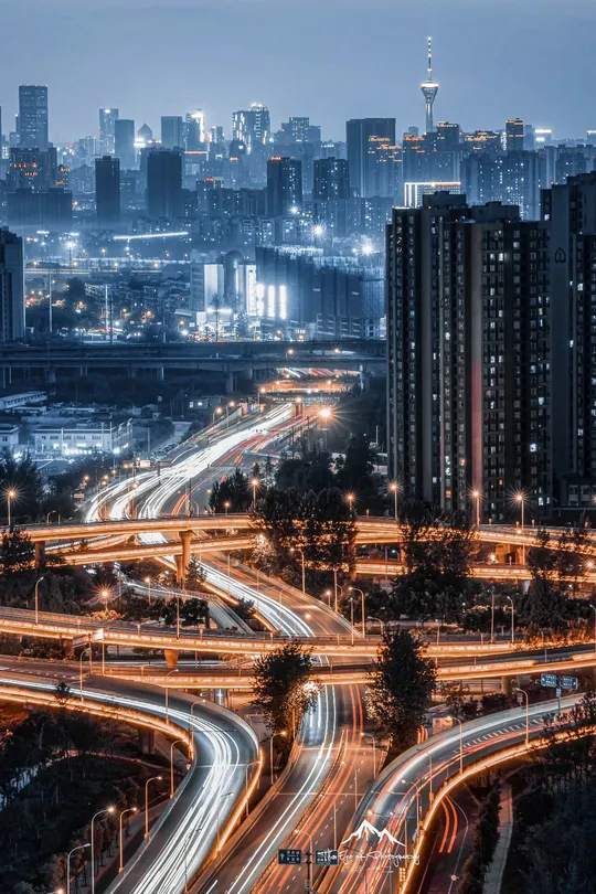 夜晚的城市 有很多灯光和交通。