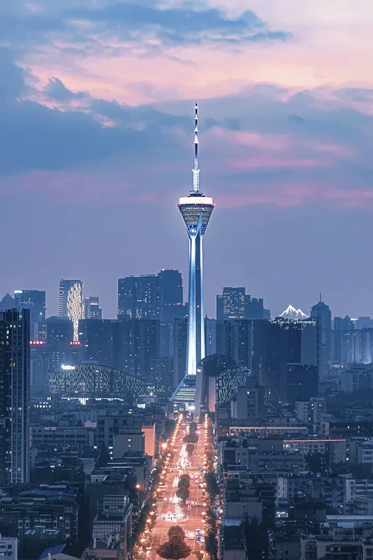 傍晚或日落时分的城市 天线上有一座高塔。