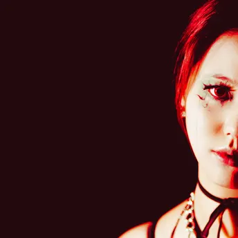 穿黑色连衣裙 带红光的女孩