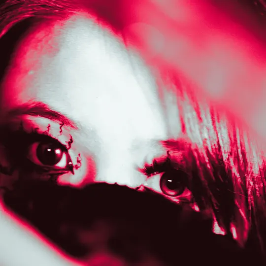 一位脸上挂着红灯的女孩