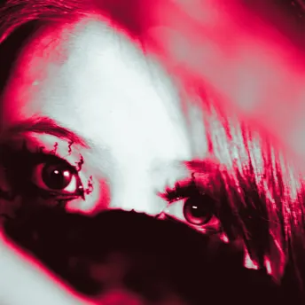 一位脸上挂着红灯的女孩