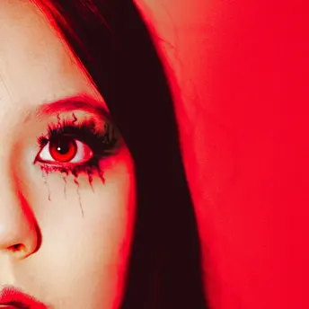 一位脸色红润、眼睛红肿的女性