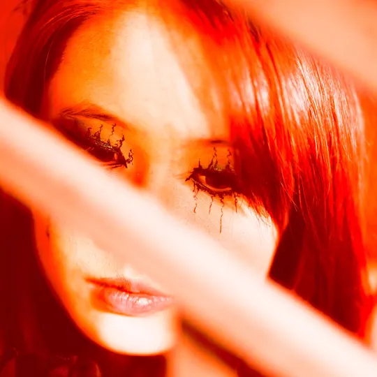 一位戴红灯的女人