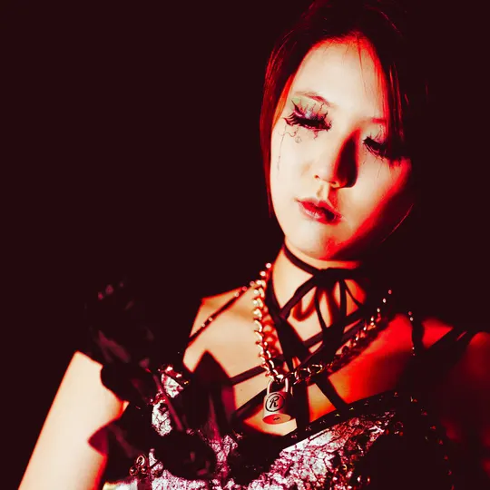 一位穿着红裙子的女人在黑暗中