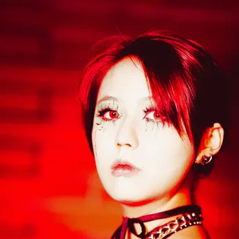 红发红眼黑衣少女