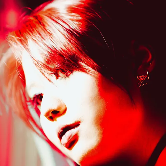 红灯下的一名女孩