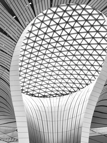 带有弧形天花板的现代建筑内部